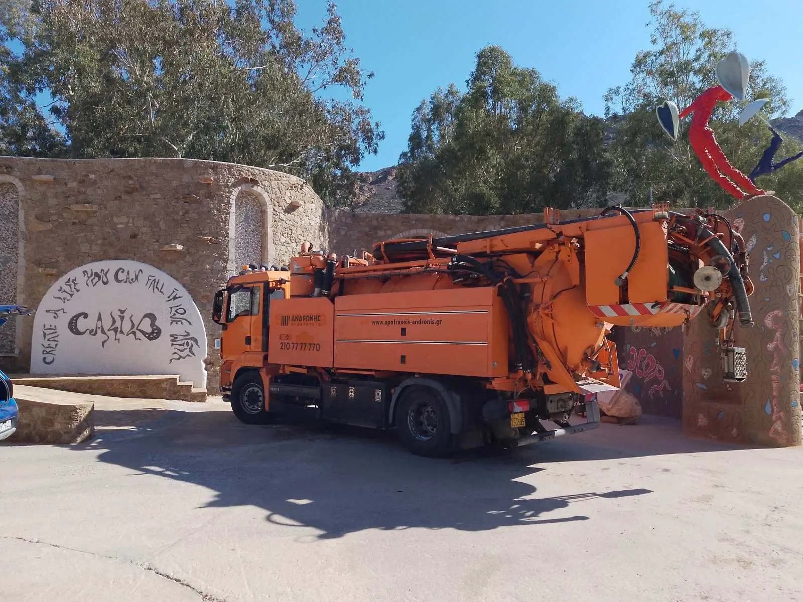 Αποφράξεις αποχετεύσεων και καθαρισμός σωλήνων στο ξενοδοχείο Calilo στην Ίο