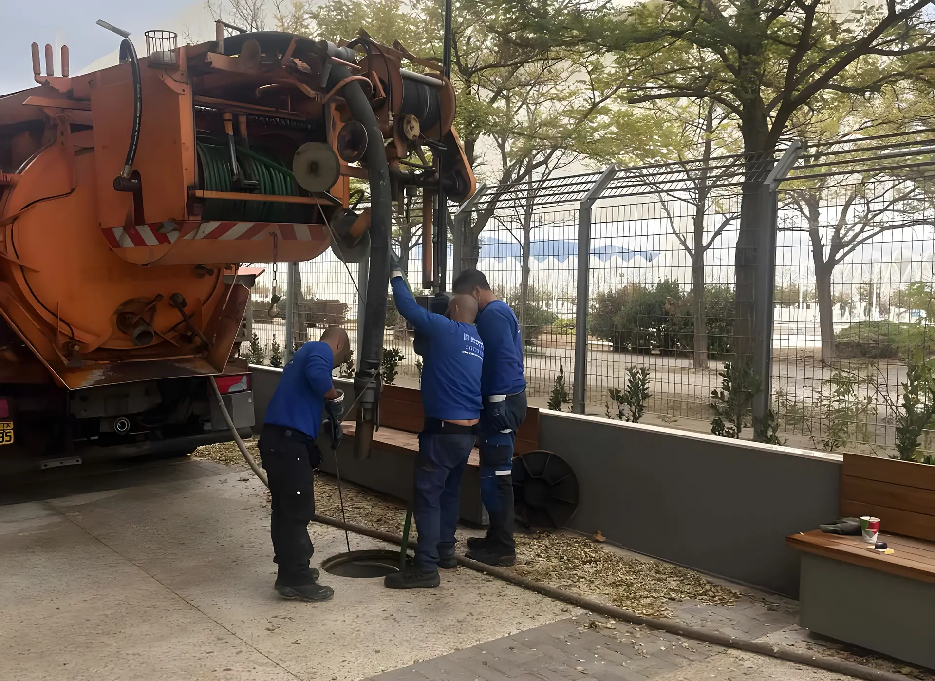 Η εταιρεία Αποφράξεις Ανδρώνης ανέλαβε και ολοκλήρωσε με απόλυτη επιτυχία τον καθαρισμό των φρεατίων ομβρίων στο Telecom Center Athens, στις εγκαταστάσεις του Γηπέδου Μπάσκετ του Παναθηναϊκού.